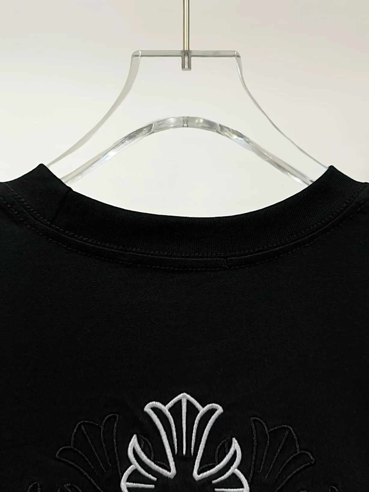 🅿️190 [High quality] Chrome hearts Chrome hearts 2025 new first release latest short-sleeved round neck T-shirt, high-end customization, avant-garde and fashionable design! The brand logo is applied to the front and back cuffs using 100,000 needle embroidery techniques. High-end customized 280g fabric. Soft to the touch. Comfortable to wear. Exquisite stitching. Fine workmanship. The upper body effect is incomparably handsome! Same style for men and women, color: white, black size: S to xL